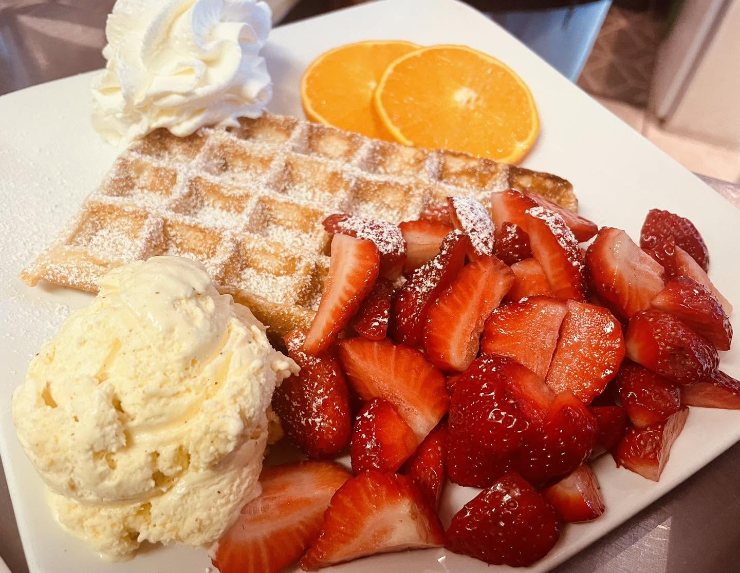 Frische Waffel mit Erdbeeren und Vanilleeis